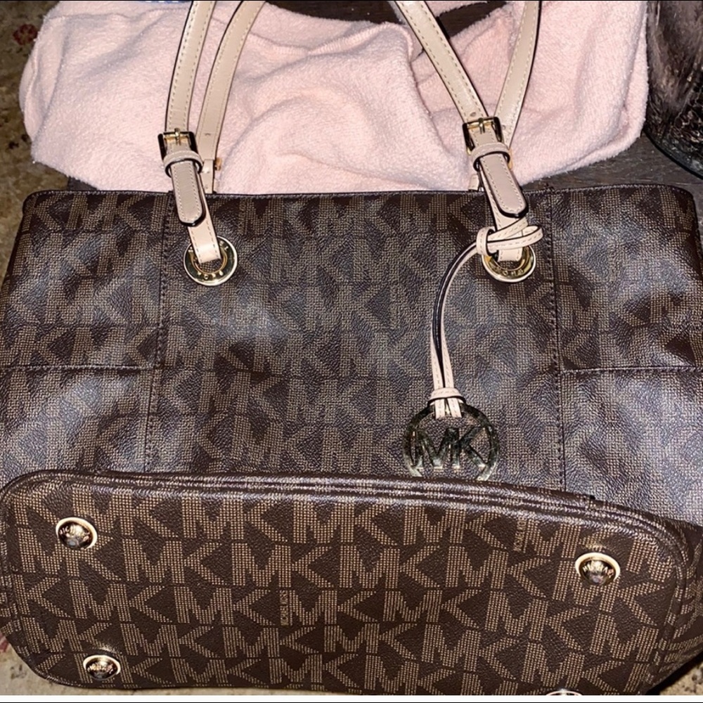 -Michael kors purse